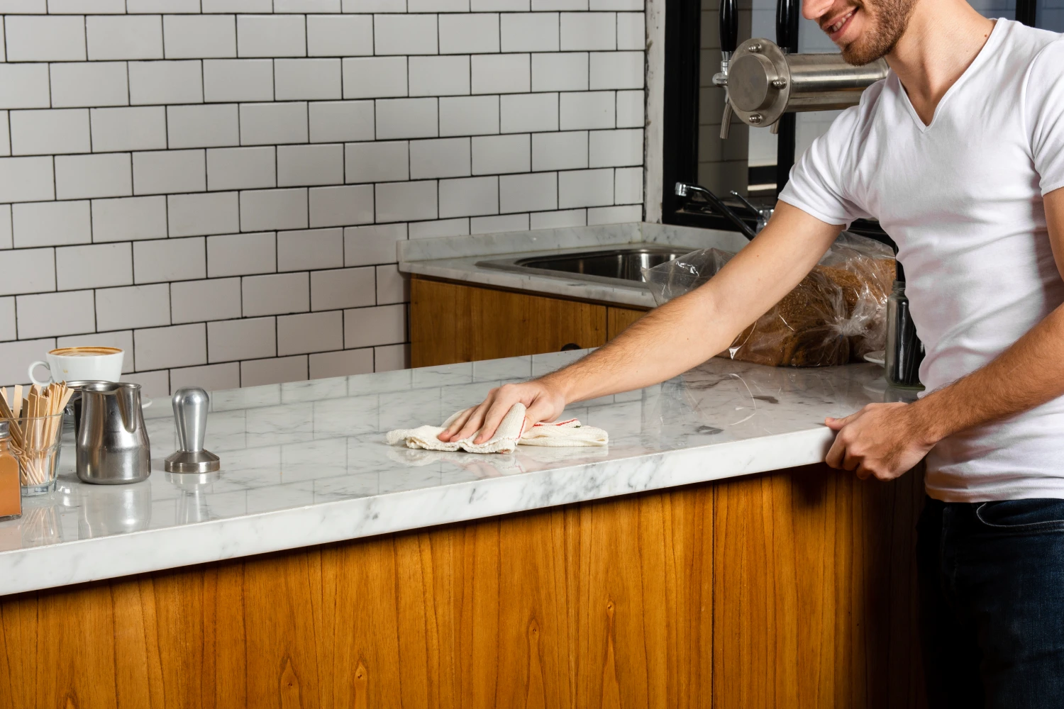 Como limpar mármore e granito: 5 cuidados essenciais para não manchar sua pedra